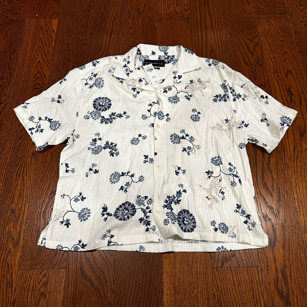 Abercrombie & Fitch White and Blue Floral Shirt Cropped Men’s Size Large NWT
